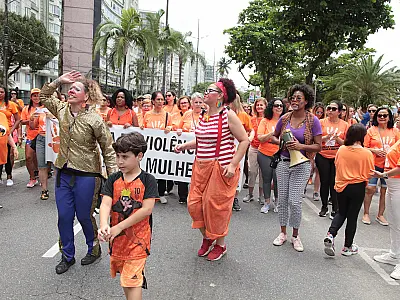 Caminhada une santistas em manifestação contra a violência sobre as mulheres