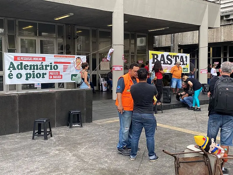 Professores municipais de Cubatão fazem greve de 24 horas e manifestação em frente à Prefeitura