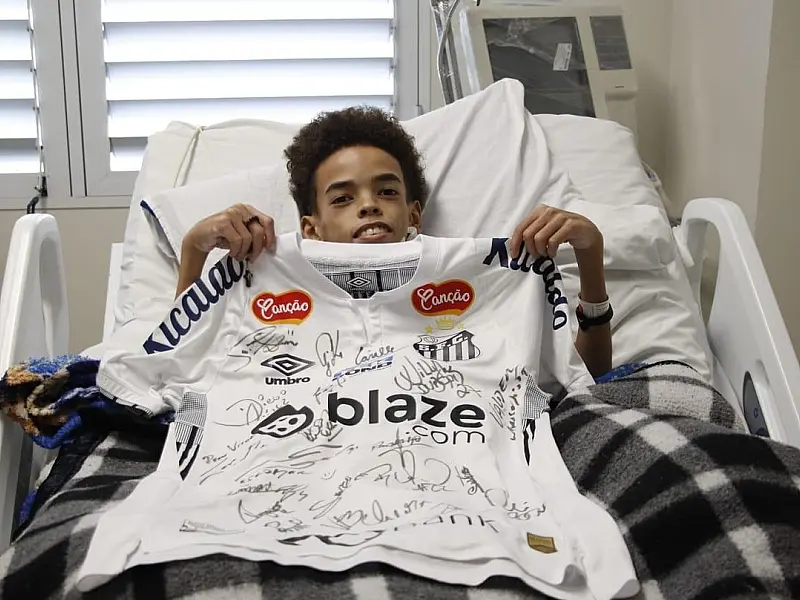 Jovem internado realiza sonho ao receber camisa autografada do Santos