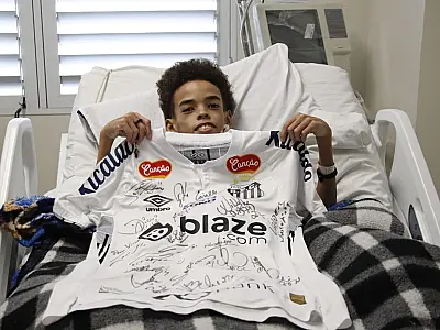Jovem internado realiza sonho ao receber camisa autografada do Santos