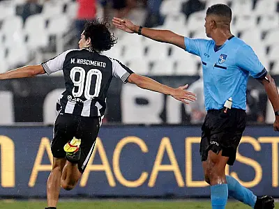 Joia de 17 anos brilha, Botafogo vence e reassume a ponta