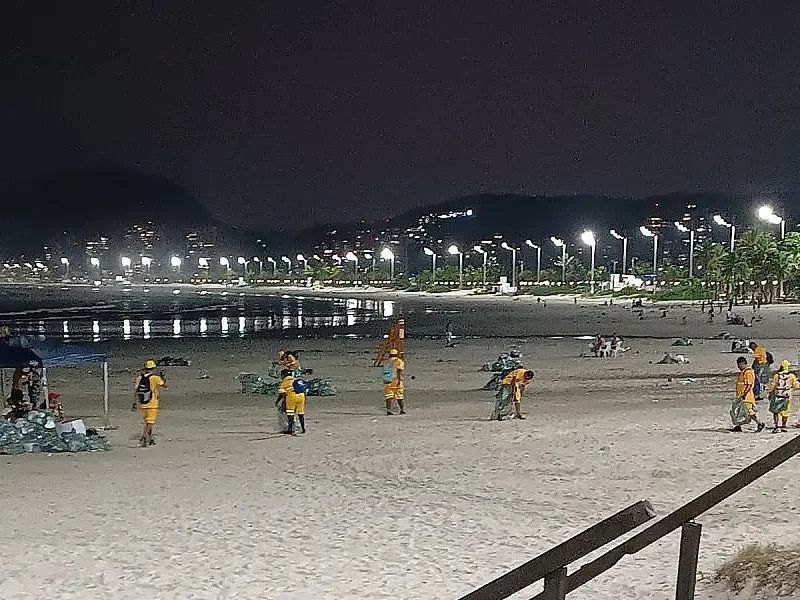 Mutirão de limpeza de Guarujá coleta 88 toneladas de lixo nas praias após Réveillon