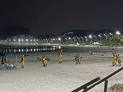 Mutirão de limpeza de Guarujá coleta 88 toneladas de lixo nas praias após Réveillon