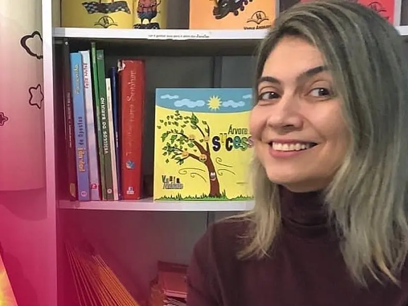 Professora de São Vicente lança livro infantil na Bienal do Rio de Janeiro