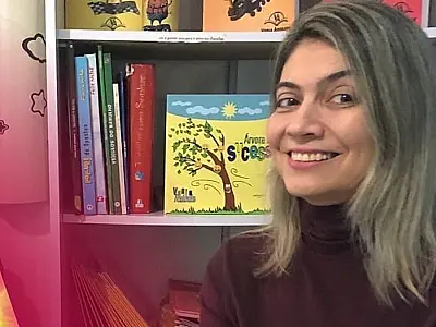 Professora de São Vicente lança livro infantil na Bienal do Rio de Janeiro