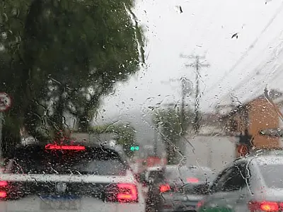 Previsão aponta chuva e elevação do nível do mar durante a semana em Santos