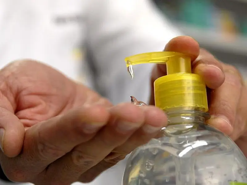 Demanda por álcool em gel despenca em farmácias e mercados do País