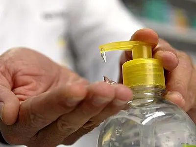 Demanda por álcool em gel despenca em farmácias e mercados do País
