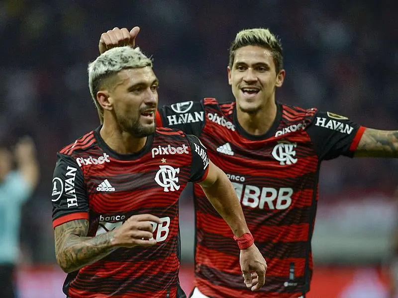 Flamengo espanta má fase e vence Coritiba na estreia do Brasileirão