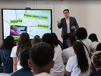 Estudantes em Santos recebem orientações sobre perigos do bullying e informações falsas