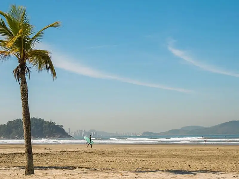 Oficina gratuita de escultura em areia movimenta praias de São Vicente
