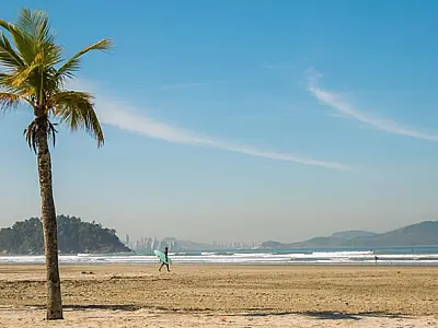 Oficina gratuita de escultura em areia movimenta praias de São Vicente