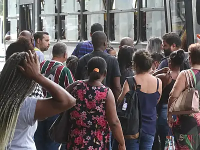 Desemprego de mulheres e negros termina 2023 acima da média nacional