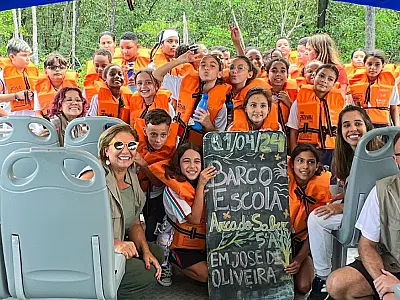 Barco Escola 'Arca do Saber' leva alunos da rede municipal para uma tarde de aprendizado