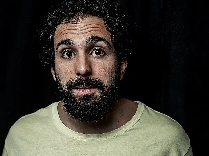 O comediante Murilo Couto faz show de stand-up comedy em Guarujá