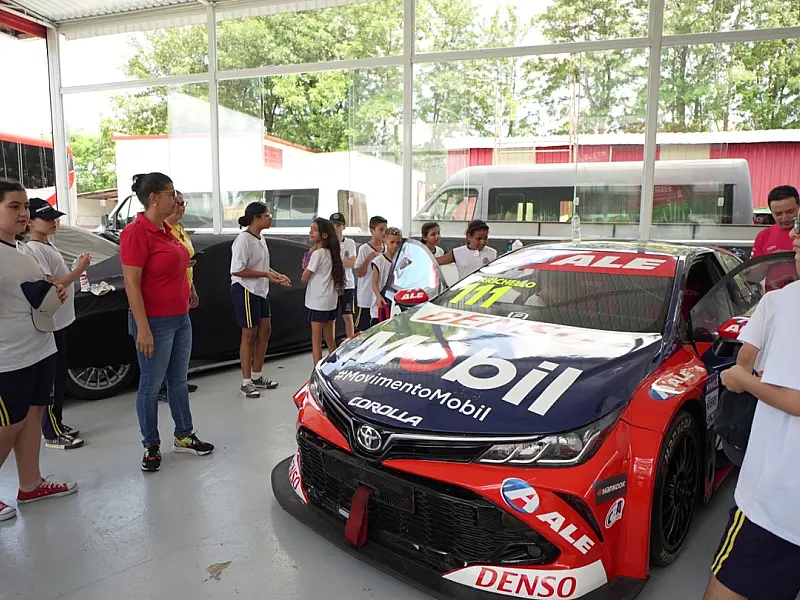 Alunos de escolas municipais de São Vicente visitam oficina da equipe de Rubens Barrichello no Stock