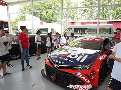 Alunos de escolas municipais de São Vicente visitam oficina da equipe de Rubens Barrichello no Stock
