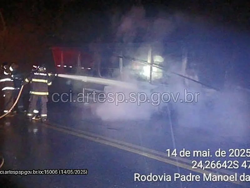 Caminhão com produto perigoso pega fogo e gera interdição total na SP-055 em Pedro de Toledo