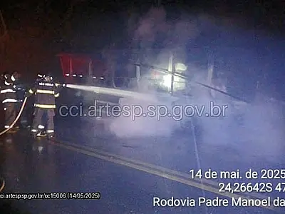 Caminhão com produto perigoso pega fogo e gera interdição total na SP-055 em Pedro de Toledo