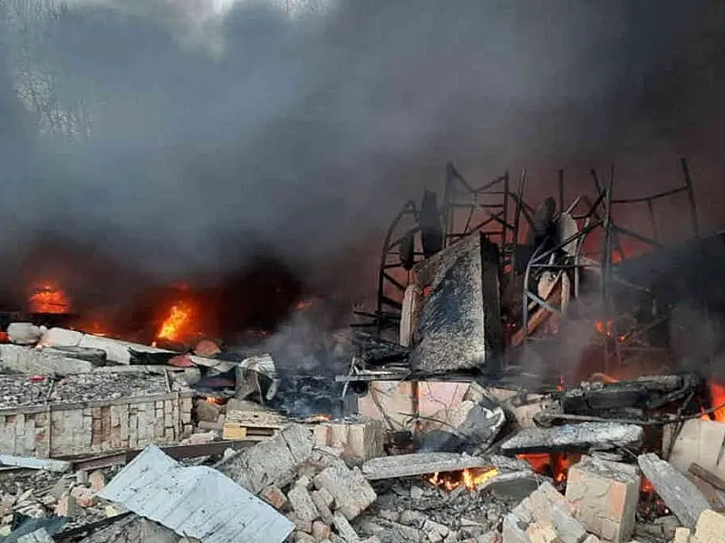 Rússia bombardeia centro de Kharkiv, e comboio ameaça capital da Ucrânia