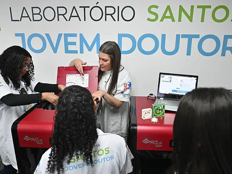 Santos Jovem Doutor recebe visita de alunos para primeiro contato com impressora 3D