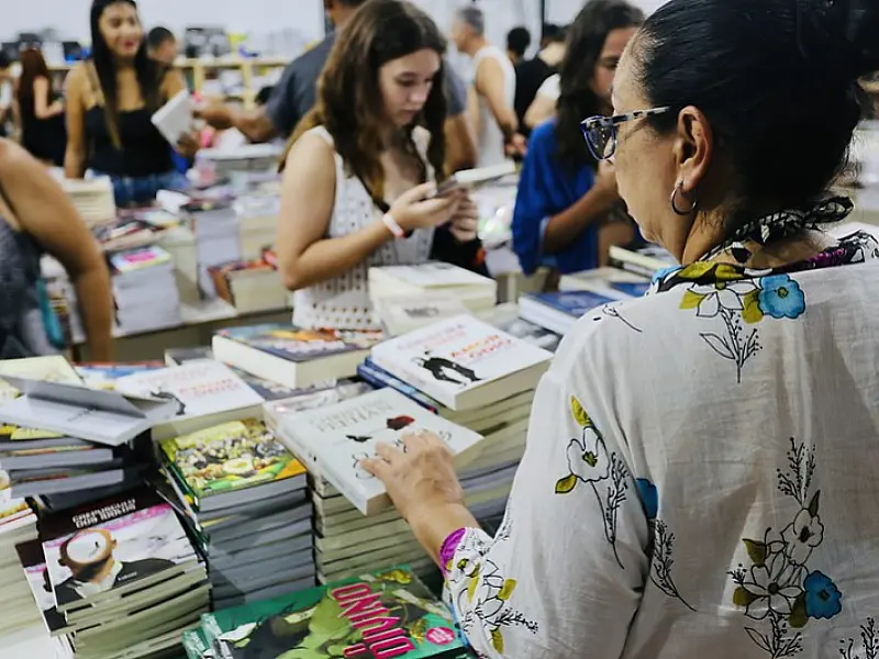 Praça das Bandeiras tem Projeto Dança na Praça e Feira do Livro neste domingo