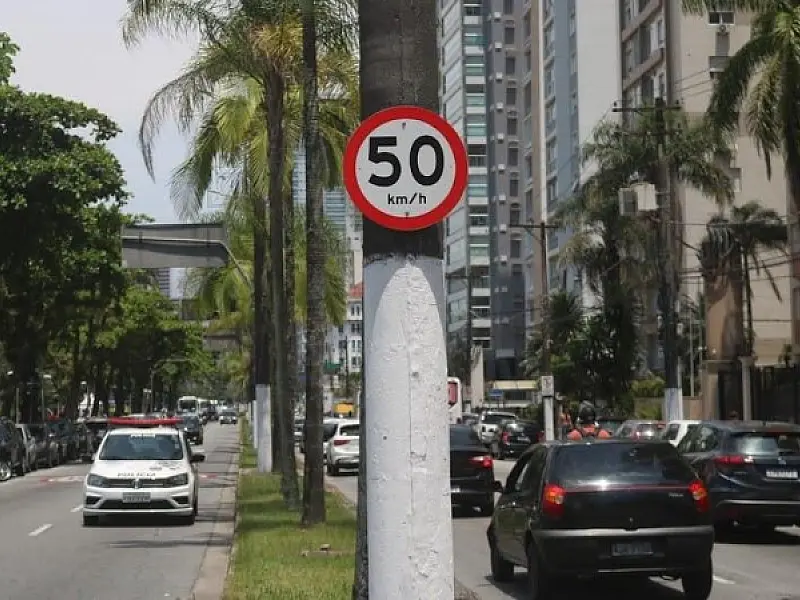 Cidade de Santos substitui mais de mil placas de trânsito e itens de orientação na orla