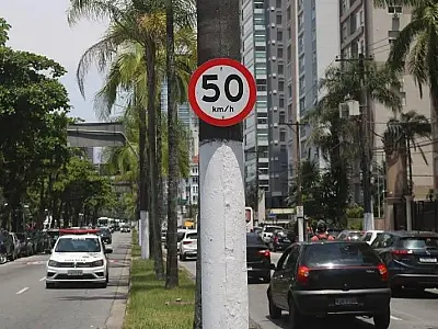 Cidade de Santos substitui mais de mil placas de trânsito e itens de orientação na orla