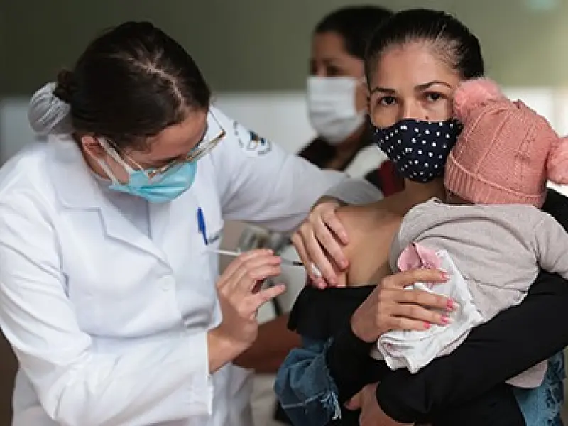 Gestantes e puérperas de 12 a 17 anos podem tomar a 3ª dose da vacina contra Covid-19