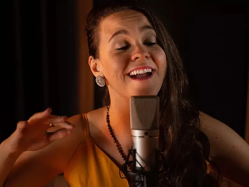 Cantora premiada se apresenta em Bertioga com participação especial de artista local