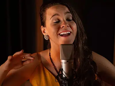 Cantora premiada se apresenta em Bertioga com participação especial de artista local