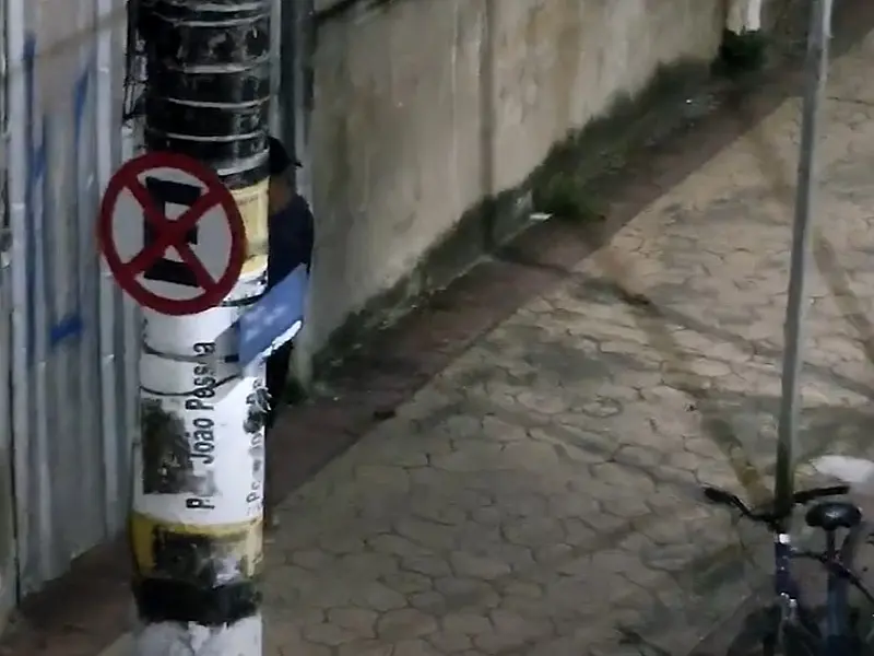 Totem flagra vandalismo no Mercado Municipal em São Vicente e indivíduo é preso