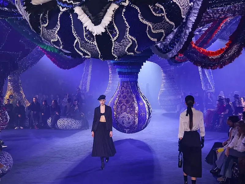 Dior brilha na Semana de Moda de Paris com passarela exuberante e multicolorida