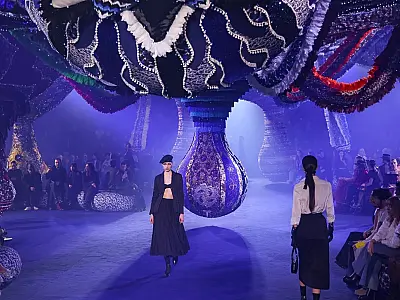 Dior brilha na Semana de Moda de Paris com passarela exuberante e multicolorida