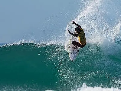 Gabriel Medina e Filipe Toledo avançam em J-Bay, e Italo disputa a repescagem