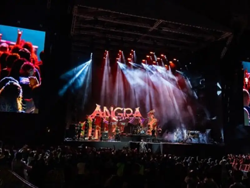 A banda Angra se apresenta no Arena Club, em Santos, neste domingo 17