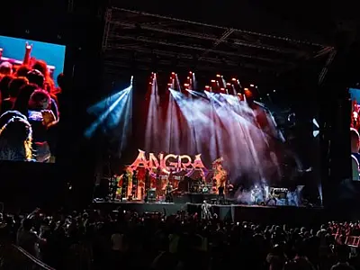 A banda Angra se apresenta no Arena Club, em Santos, neste domingo 17