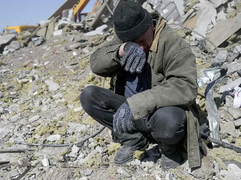 Rússia bombardeia escola que abrigava 400 refugiados, diz Ucrânia