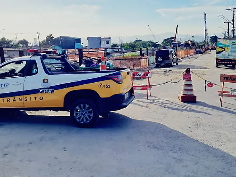 Trânsito na Avenida Salgado Filho, em Guarujá, segue bloqueado até 19 de junho