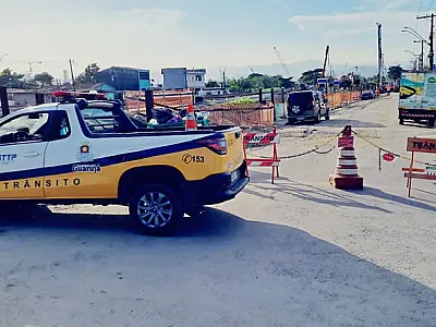 Trânsito na Avenida Salgado Filho, em Guarujá, segue bloqueado até 19 de junho