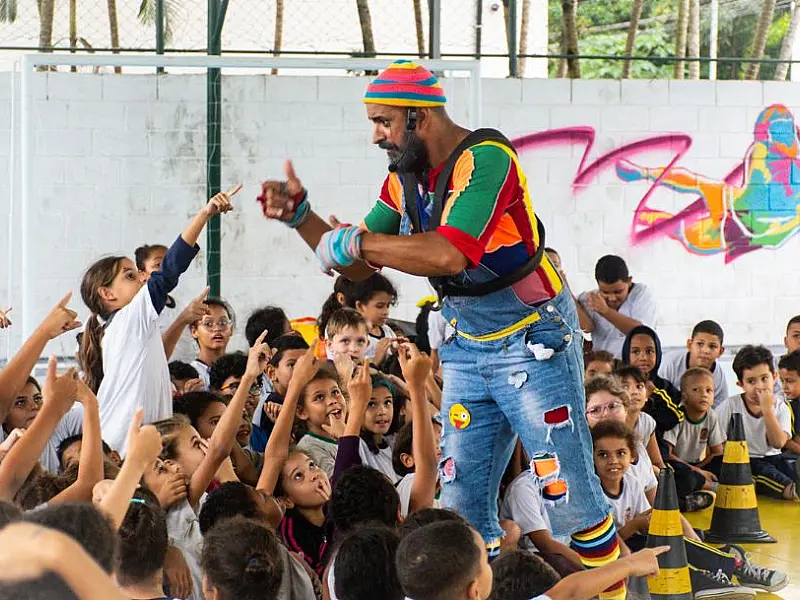 Reciclown Circus mescla conscientização ambiental e a arte do picadeiro na AMEI Parque São Vicente