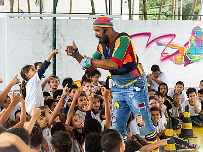 Reciclown Circus mescla conscientização ambiental e a arte do picadeiro na AMEI Parque São Vicente