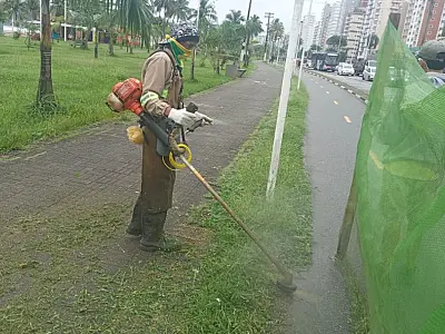 Orla do Itararé, na cidade de São Vicente, recebe serviços de zeladoria