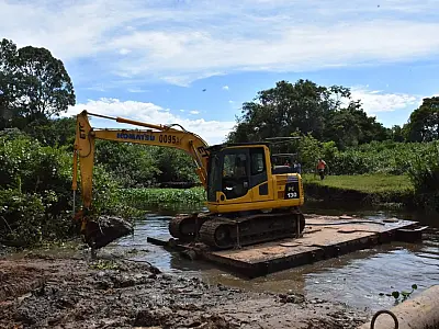 Rio em Peruíbe recebe desassoreamento de 3 km para melhora no escoamento da água