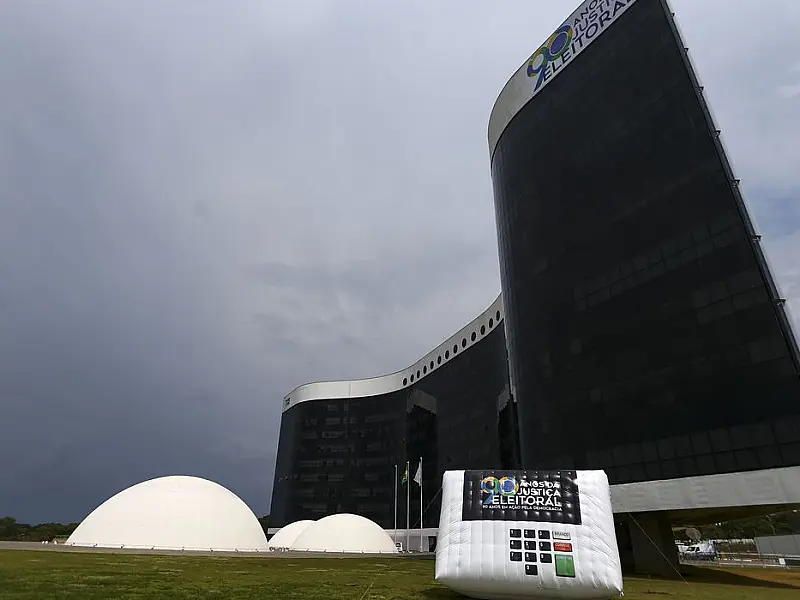 Presidente do TSE veta investigações contra institutos de pesquisa