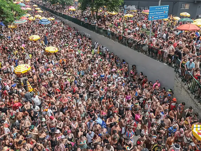 Tarde de blocos no Bixiga valoriza músicas brasileiras em São Paulo