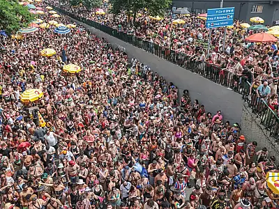 Tarde de blocos no Bixiga valoriza músicas brasileiras em São Paulo