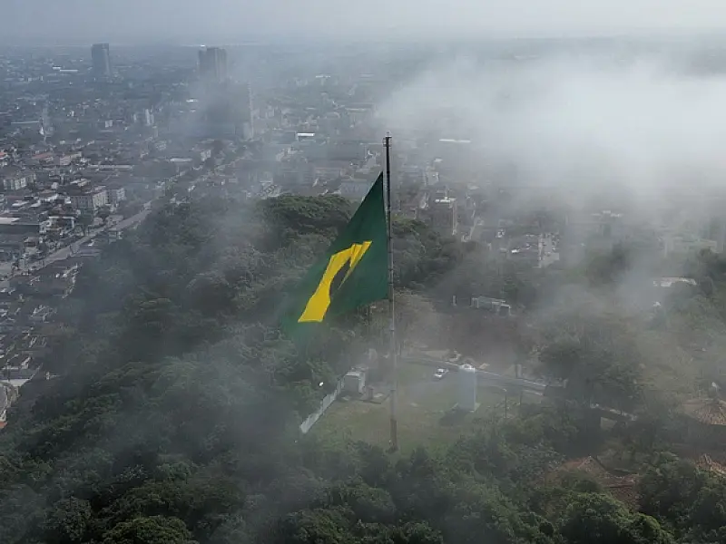 Bandeira do Brasil é hasteada em São Vicente em homenagem ao retorno de Larissa Pimenta ao País