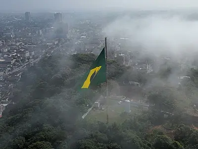Bandeira do Brasil é hasteada em São Vicente em homenagem ao retorno de Larissa Pimenta ao País
