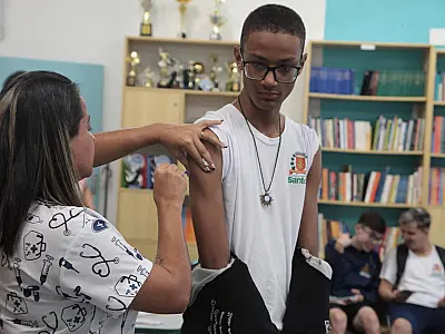 Vacinação nas escolas de Santos imuniza 89 crianças na escola Ayrton Senna